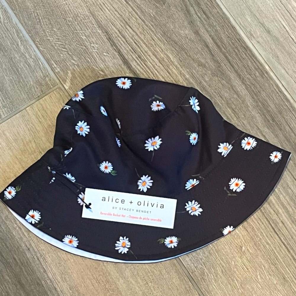 Alice + Olivia Black Daisy Print Bucket Hat